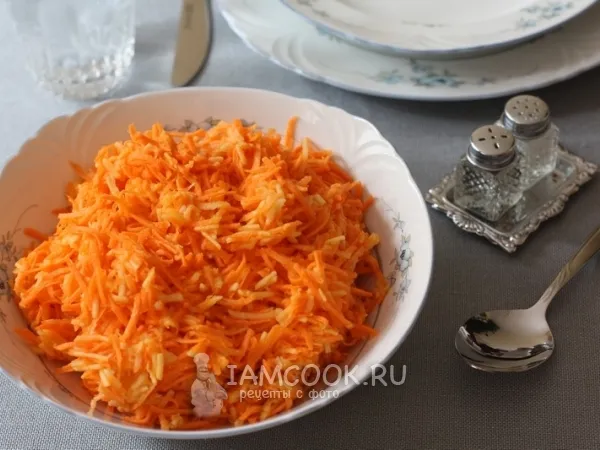 Фото готового блюда: Салат с морковью, яблоком и хреном