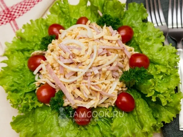 Фото готового блюда: Салат из яичных блинчиков с луком и ветчиной