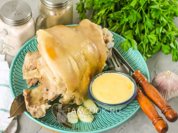 Фото готового блюда: Свиная рулька с чесноком (вареная)