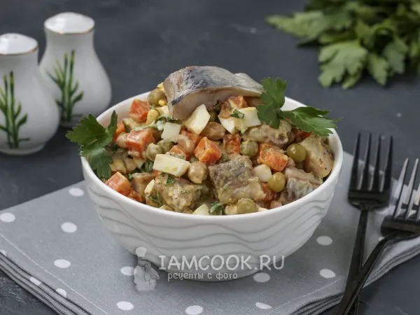 Фото готового блюда: Салат из сельди с фасолью и горошком