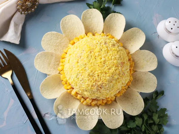 Фото блюда: Салат «Ромашка» с чипсами