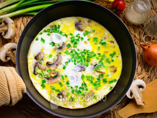 Фото блюда: Омлет с луком и грибами на сковороде