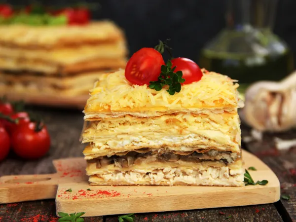 Фото блюда: Закусочный торт из готовых слоеных коржей