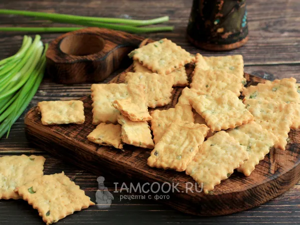 Фото готового блюда: Крекер с луком (зеленым)