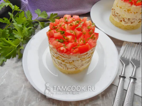 Фото блюда: Салат «Красная шапочка» с помидорами и курицей