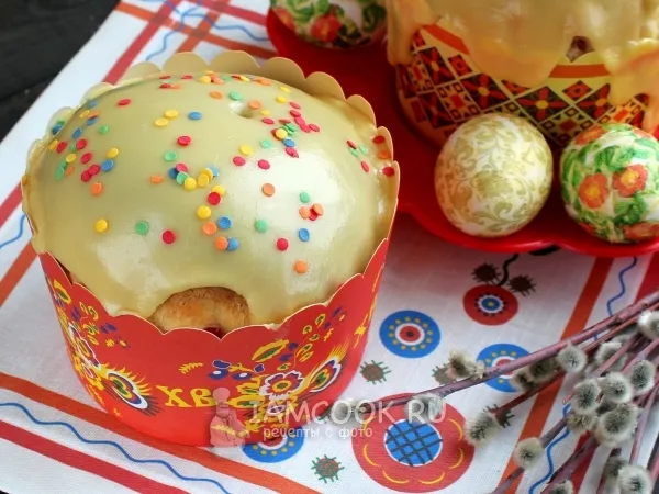 Фото готового блюда: Пасхальный кулич на сметане с цукатами