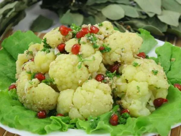 Фото блюда: Салат из цветной капусты с грецкими орехами и гранатом