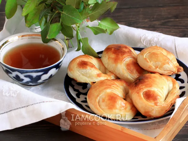 Фото готового блюда: Самса из слоеного теста с курицей и сыром