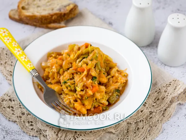 Фото блюда: Тушёная капуста с беконом на сковороде