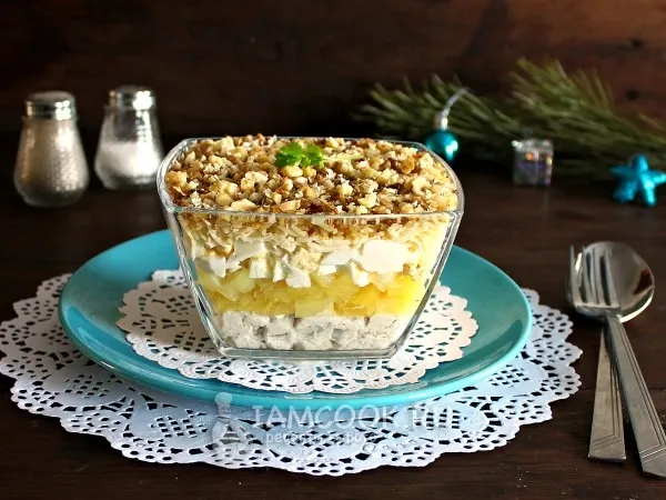 Фото блюда: Слоеный салат с ананасом, курицей и сыром
