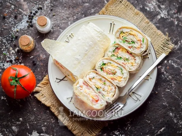 Фото готового блюда: Рулет из лаваша с курицей и зеленью