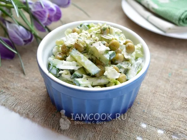 Фото готового блюда: Салат из пекинской капусты, огурцов и горошка