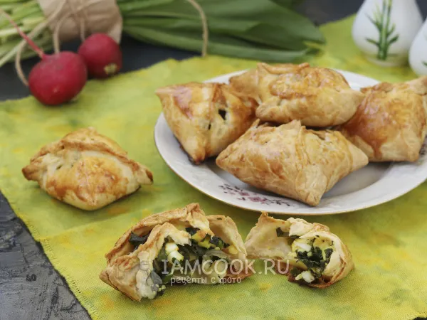 Фото готового блюда: Конвертики из слоёного теста с яйцами и черемшой