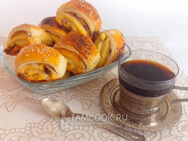 Фото готового блюда: Слойки с творогом и изюмом