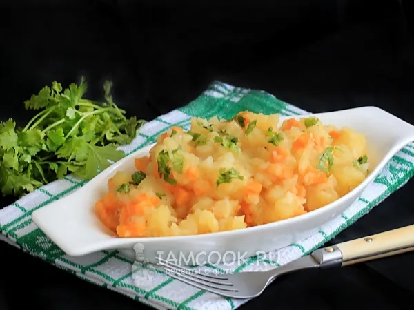 Фото готового блюда: Тушеная картошка в кастрюле