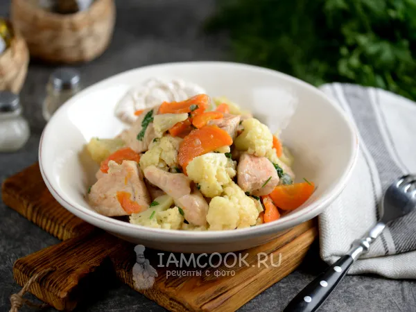 Фото готового блюда: Индейка с цветной капустой на сковороде