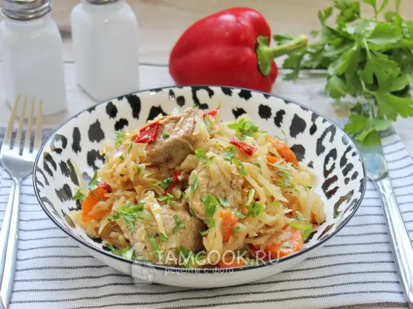Фото блюда: Тушеная капуста с мясом в кастрюле