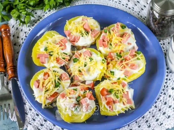 Фото готового блюда: Отварной картофель с колбасой и сыром в микроволновке