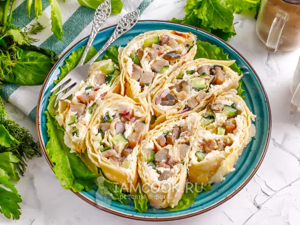 Фото готового блюда: Рулет из лаваша с селедкой и плавленым сыром