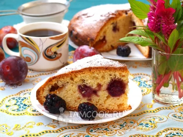 Фото готового блюда: Пирог с ежевикой и сливами на сметане