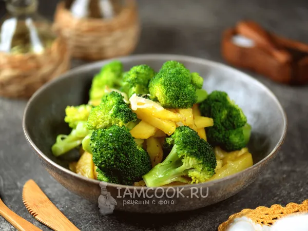 Фото блюда: Картошка с брокколи на сковороде