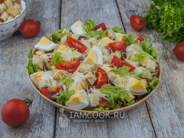 Фото блюда: Салат «Цезарь» с колбасой и сухариками