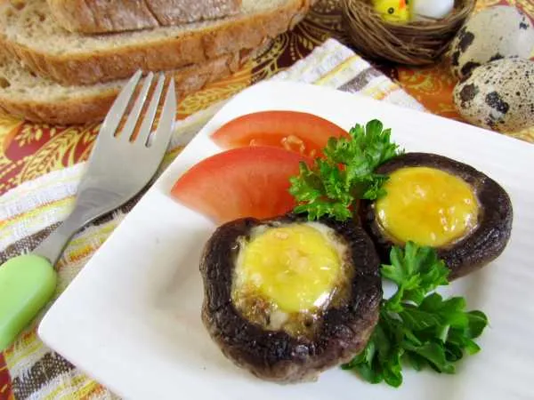 Фото готового блюда: Яичница в шампиньонах