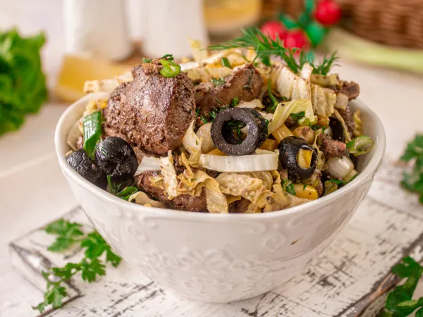 Фото готового блюда: Салат с пекинской капустой и печенью куриной