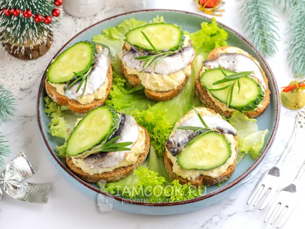 Фото блюда: Бутерброды с килькой и яйцом
