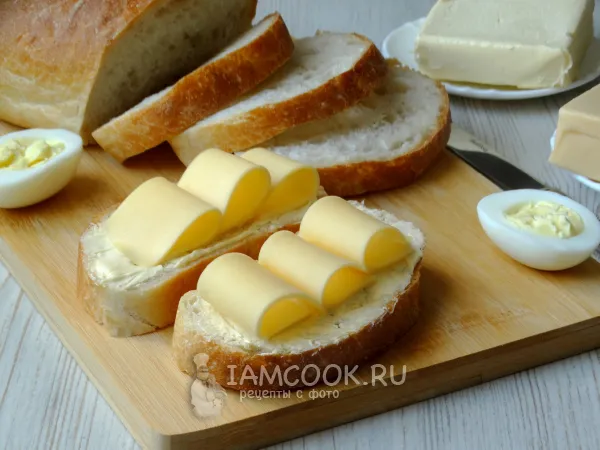 Фото готового блюда: Бутерброды с маслом и сыром