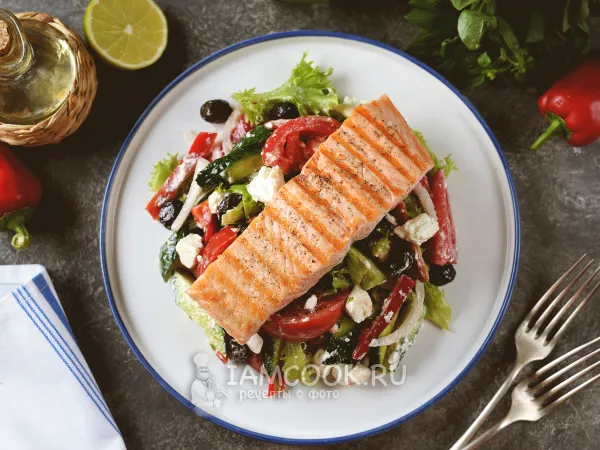 Фото готового блюда: Греческий салат с семгой