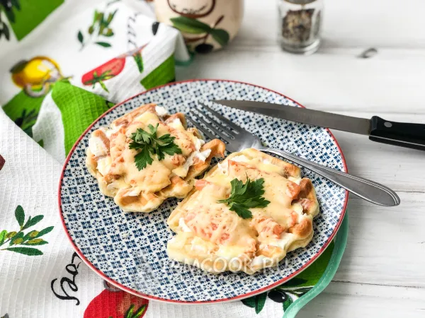 Фото готового блюда: Вафли со слабосоленой форелью и сыром