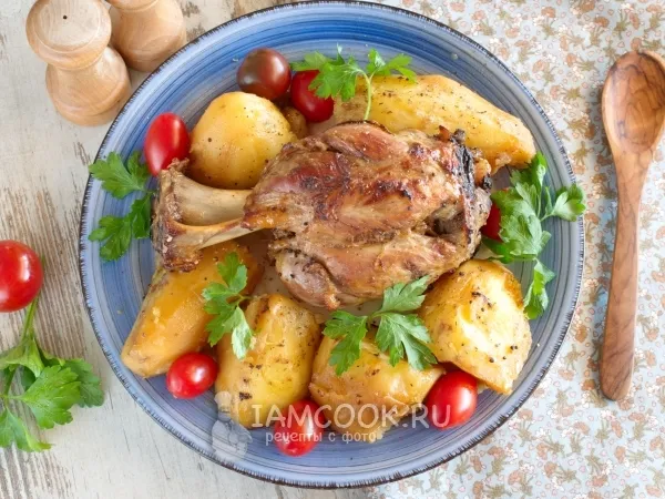 Фото готового блюда: Свиная рулька с картошкой в духовке