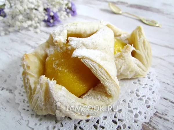 Фото готового блюда: Пирожные из слоеного теста с персиками