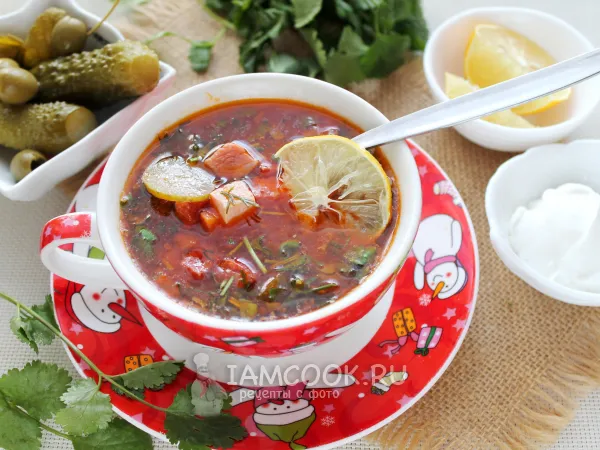 Фото готового блюда: Солянка сборная мясная с копченостями (классический рецепт)