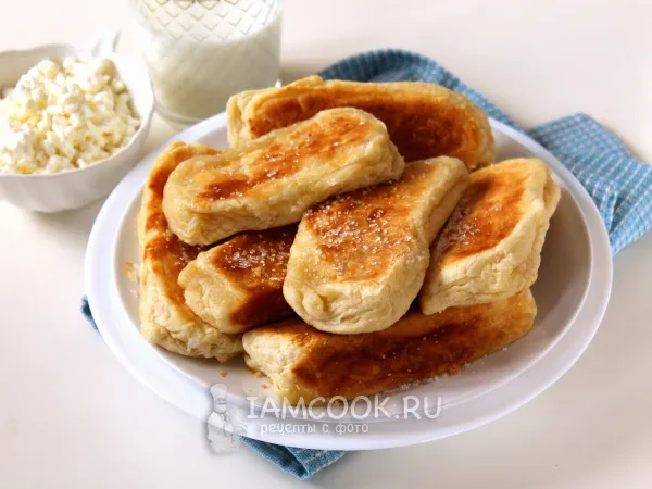 Фото готового блюда: Слойки из слоеного бездрожжевого теста с творогом