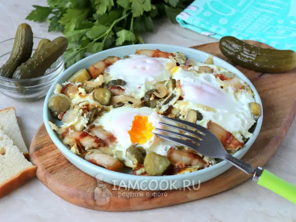 Фото готового блюда: Яичница с солеными огурцами