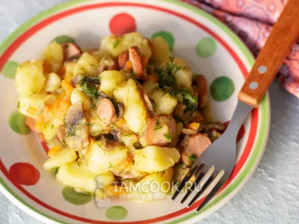 Фото готового блюда: Тушеный картофель с сосисками и грибами