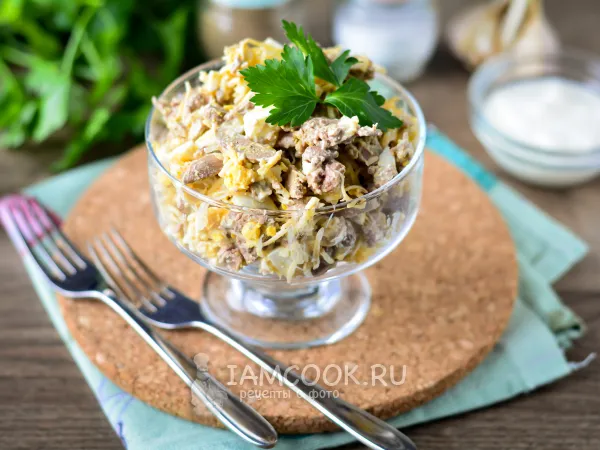 Фото готового блюда: Салат с куриной печенью и сыром