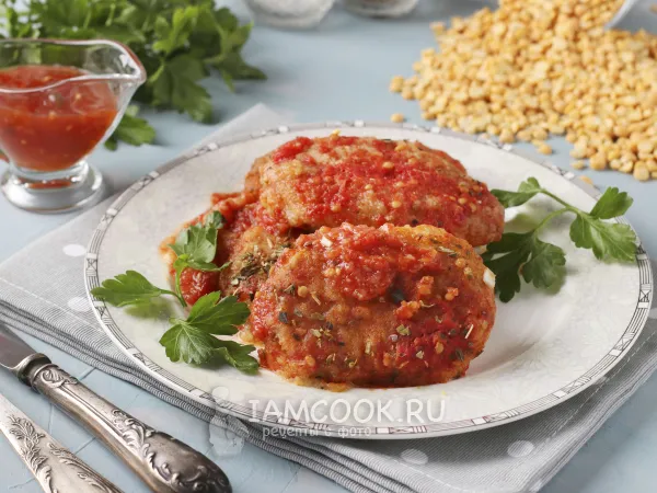 Фото готового блюда: Постные гороховые котлеты с манкой в томатном соусе