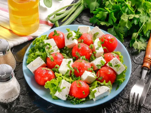 Фото готового блюда: Салат с сыром фета и помидорами