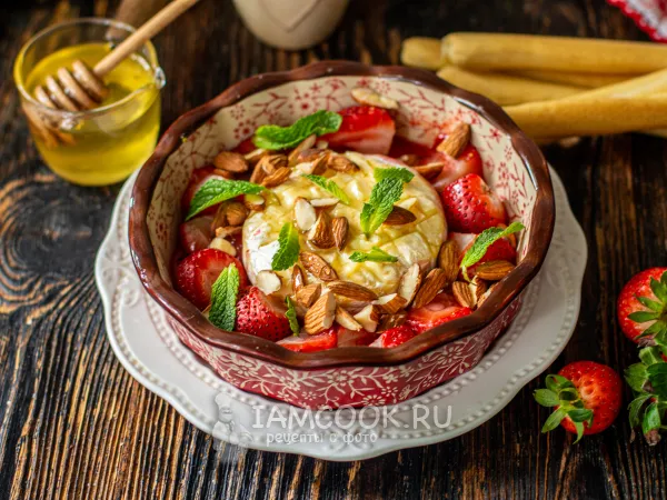 Фото блюда: Камамбер с клубникой