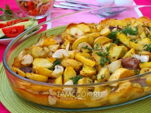 Фото готового блюда: Свинина запечённая с картофелем и луком в сливках