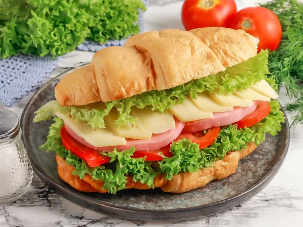 Фото готового блюда: Сэндвич-круассан с ветчиной и сыром