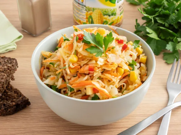 Фото готового блюда: Салат с квашеной капустой и кукурузой