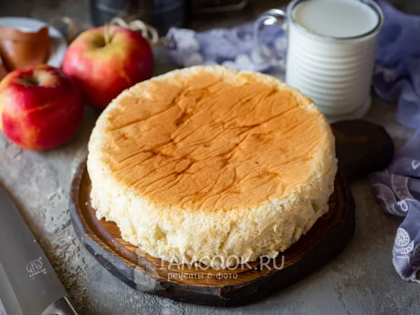 Фото блюда: Шарлотка с яблоками в мультиварке Редмонд