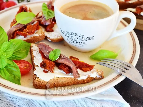 Фото блюда: Гренки с анчоусами, вялеными томатами и сливочным сыром