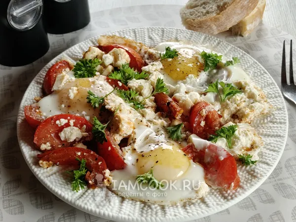 Фото блюда: Яичница с адыгейским сыром и помидорами на сковороде