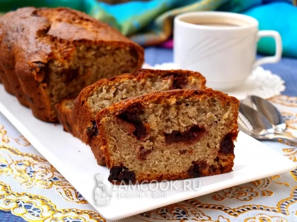 Фото готового блюда: Банановый кекс с вишней