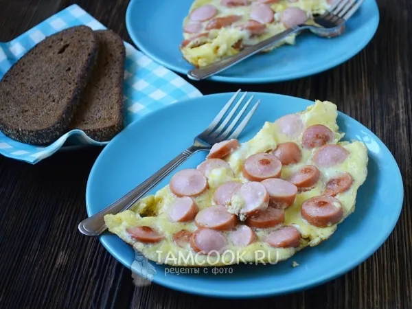 Фото блюда: Омлет с сосисками на сковороде